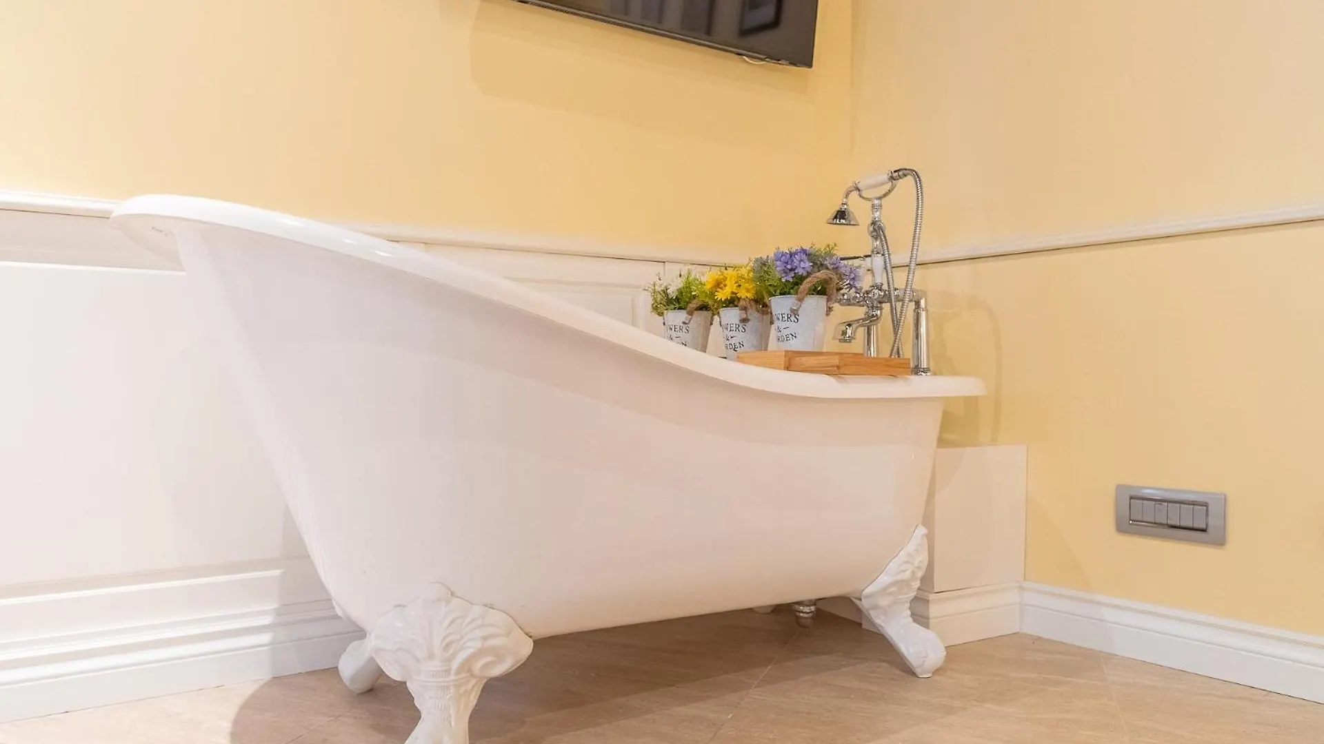 Apartment Secret Luxury Retreat In The Heart Of The Ghetto By Houseeds Rome Italy
