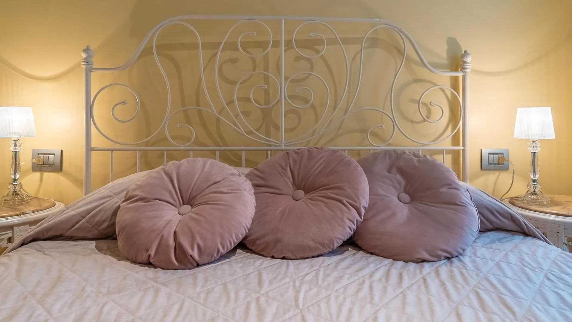 Apartment Secret Luxury Retreat In The Heart Of The Ghetto By Houseeds Rome Italy