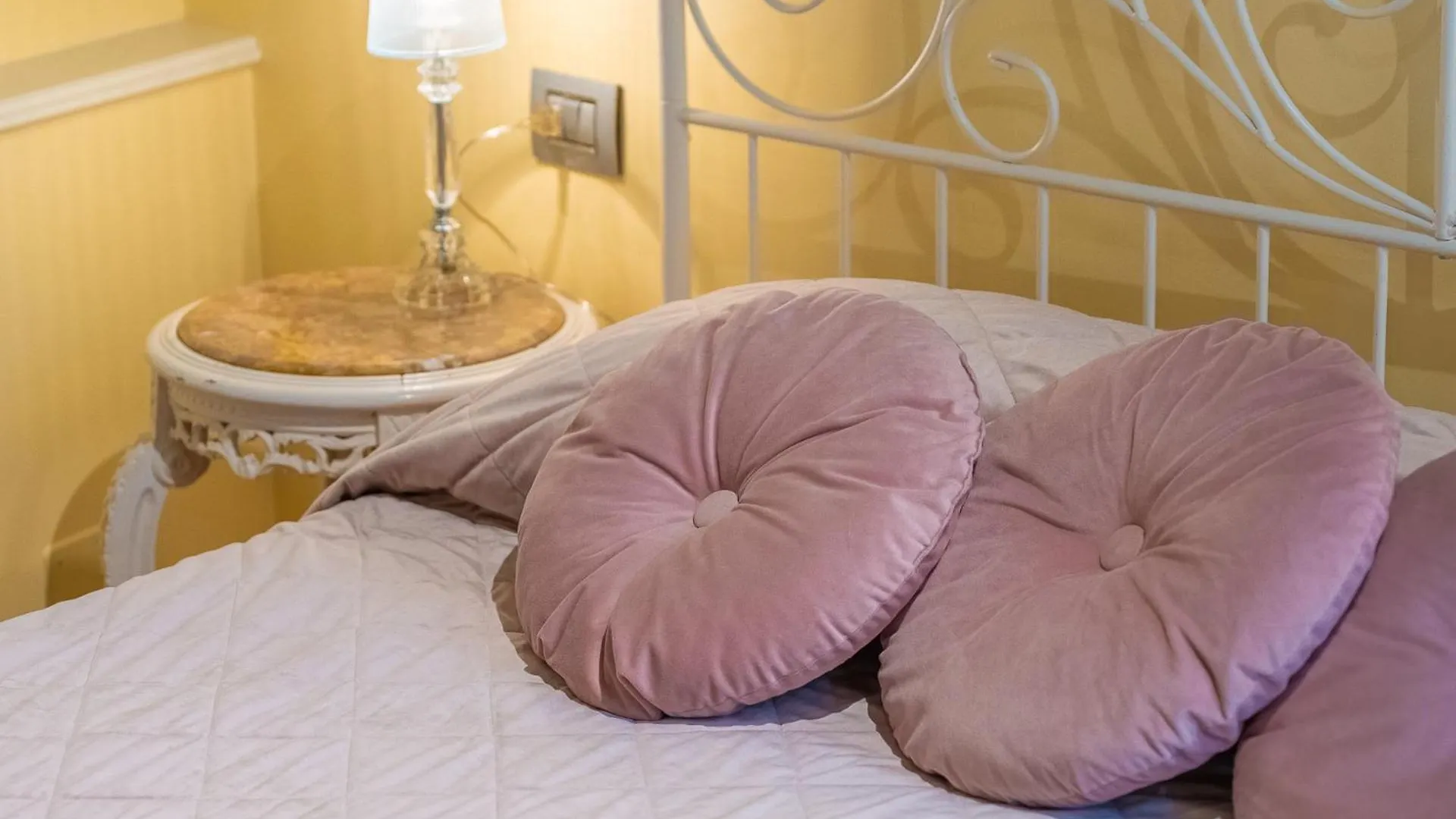 Apartment Secret Luxury Retreat In The Heart Of The Ghetto By Houseeds Rome